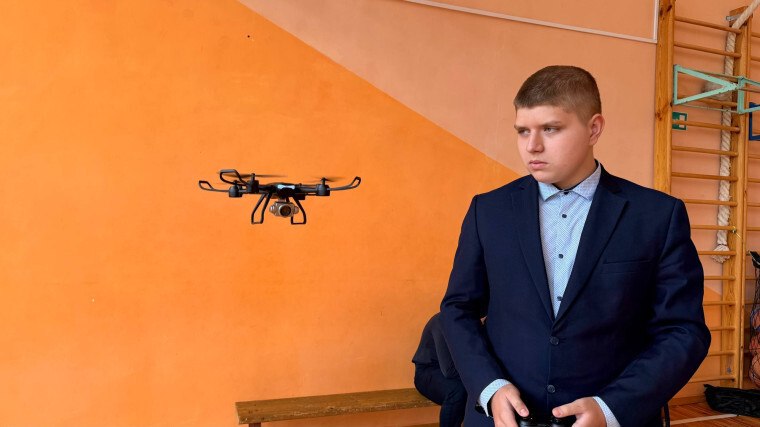 В школе №4 в рамках курсов внеурочной деятельности прошло очередное интересное событие — практическое занятие по управлению беспилотными летательными аппаратами (БПЛА)