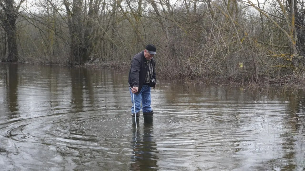Владимир Ковальчук: Вместе с начальником отдела ГО и ЧС администрации Рыльского района Юрием Шилиным и помощником прокурора Дарьей Довнар выехали в Некрасовский и Малогнеушевский сельские советы, чтобы на месте оценить... Владимир Ковальчук: Вместе с начальником отдела ГО и ЧС администрации Рыльского района Юрием Шилиным и помощником прокурора Дарьей Довнар выехали в Некрасовский и Малогнеушевский сельские советы, чтобы на месте оценить...