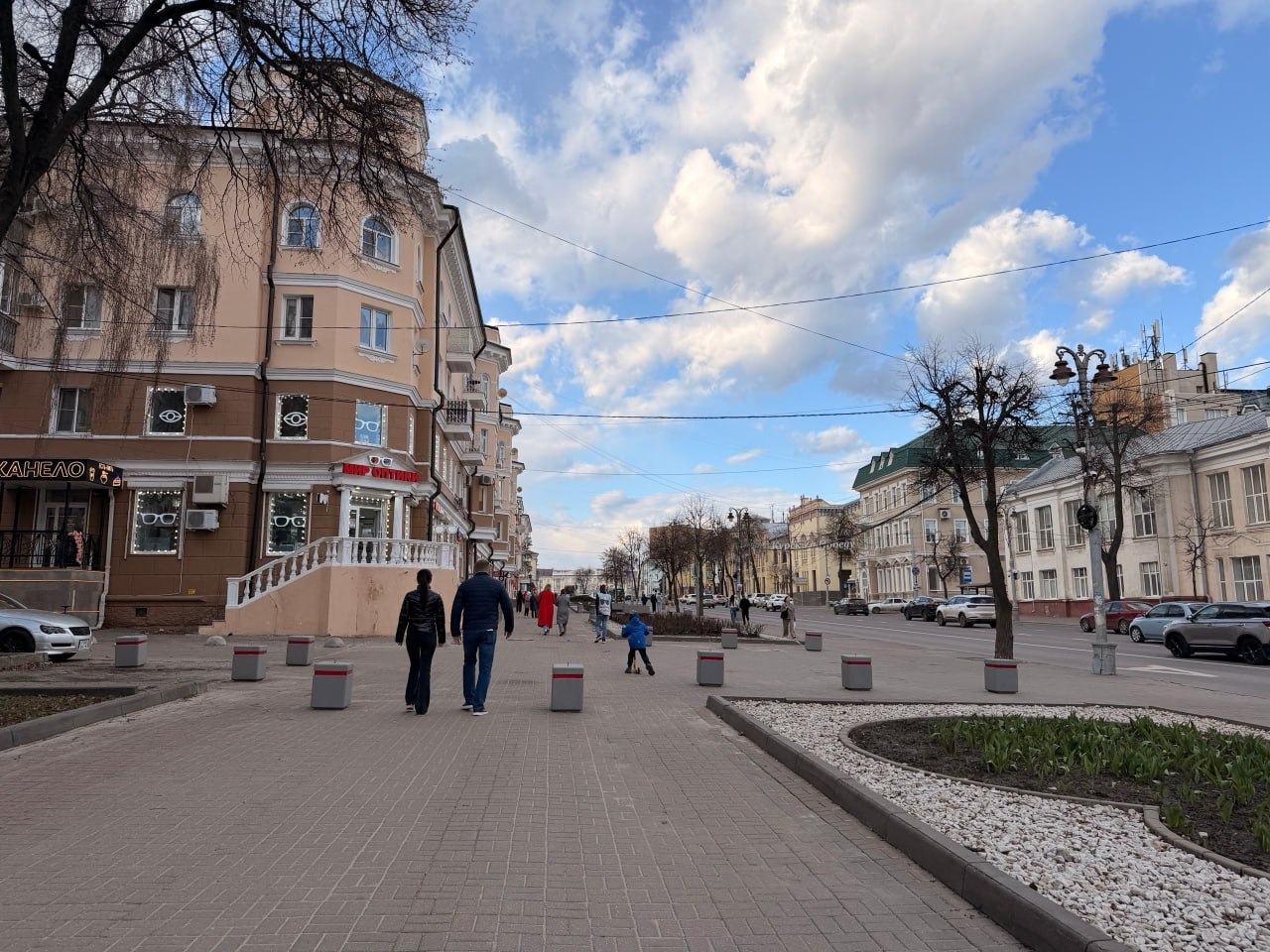 И все-таки они работают. 160-килограммовые тумбы ограничили возможность парковки на тротуарах улицы Ленина в Курске И все-таки они работают. 160-килограммовые тумбы ограничили возможность парковки на тротуарах улицы Ленина в Курске