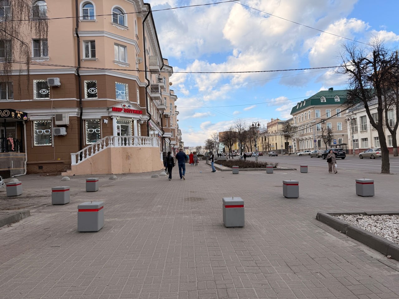 И все-таки они работают. 160-килограммовые тумбы ограничили возможность парковки на тротуарах улицы Ленина в Курске И все-таки они работают. 160-килограммовые тумбы ограничили возможность парковки на тротуарах улицы Ленина в Курске