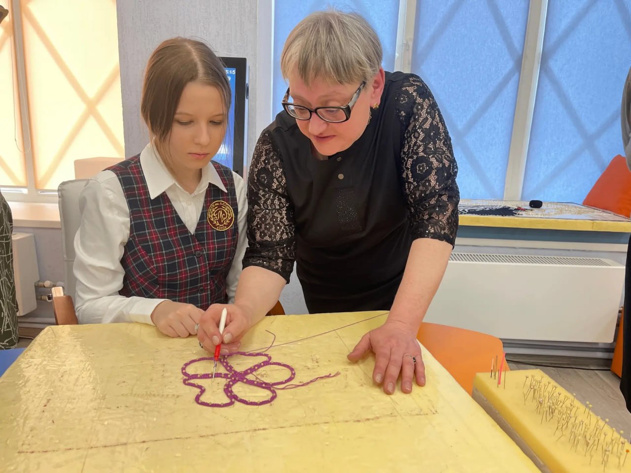 В Центральной городской детской библиотеке состоялась мастерская «Золотые нити и мудрые руки: искусство вязания и кружевоплетения» в рамках проекта «Гений места» В Центральной городской детской библиотеке состоялась мастерская «Золотые нити и мудрые руки: искусство вязания и кружевоплетения» в рамках проекта «Гений места»
