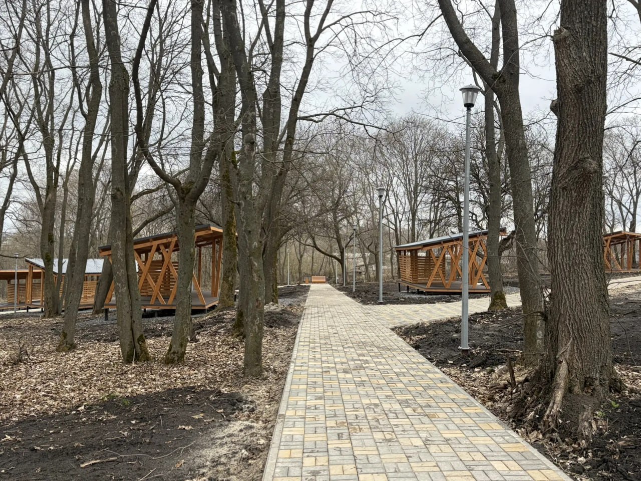 Заместитель министра ЖКХ и ТЭК Курской области Андрей Никулин вместе с главой поселка Медвенка Людмилой Ключаровой проинспектировали работы по благоустройству Советского сада Заместитель министра ЖКХ и ТЭК Курской области Андрей Никулин вместе с главой поселка Медвенка Людмилой Ключаровой проинспектировали работы по благоустройству Советского сада