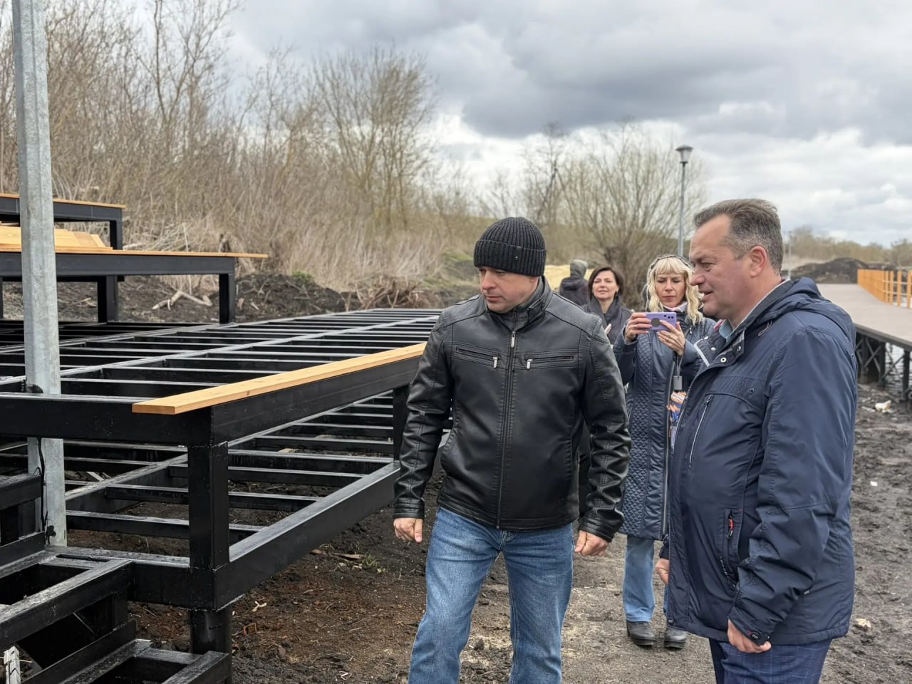 Заместитель министра ЖКХ и ТЭК Курской области Андрей Никулин вместе с главой поселка Медвенка Людмилой Ключаровой проинспектировали работы по благоустройству Советского сада Заместитель министра ЖКХ и ТЭК Курской области Андрей Никулин вместе с главой поселка Медвенка Людмилой Ключаровой проинспектировали работы по благоустройству Советского сада