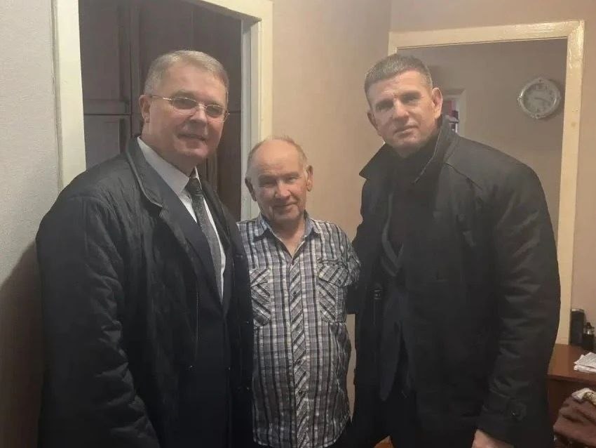 Единороссы навестили ветеранов Михайловского ГОКа, которые в детстве были узниками фашистских концлагерей