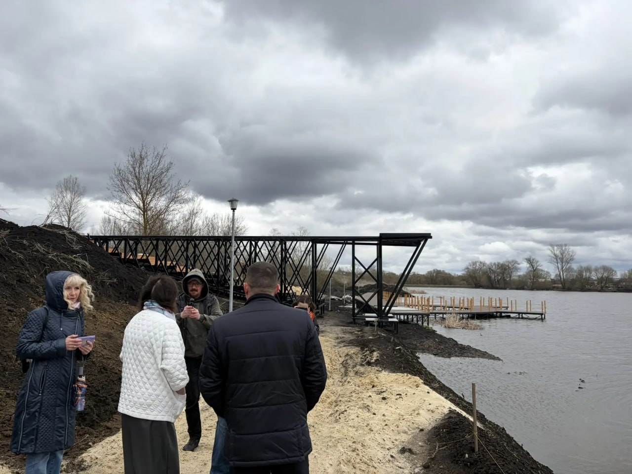 Заместитель министра ЖКХ и ТЭК Курской области Андрей Никулин вместе с главой поселка Медвенка Людмилой Ключаровой проинспектировали работы по благоустройству Советского сада Заместитель министра ЖКХ и ТЭК Курской области Андрей Никулин вместе с главой поселка Медвенка Людмилой Ключаровой проинспектировали работы по благоустройству Советского сада