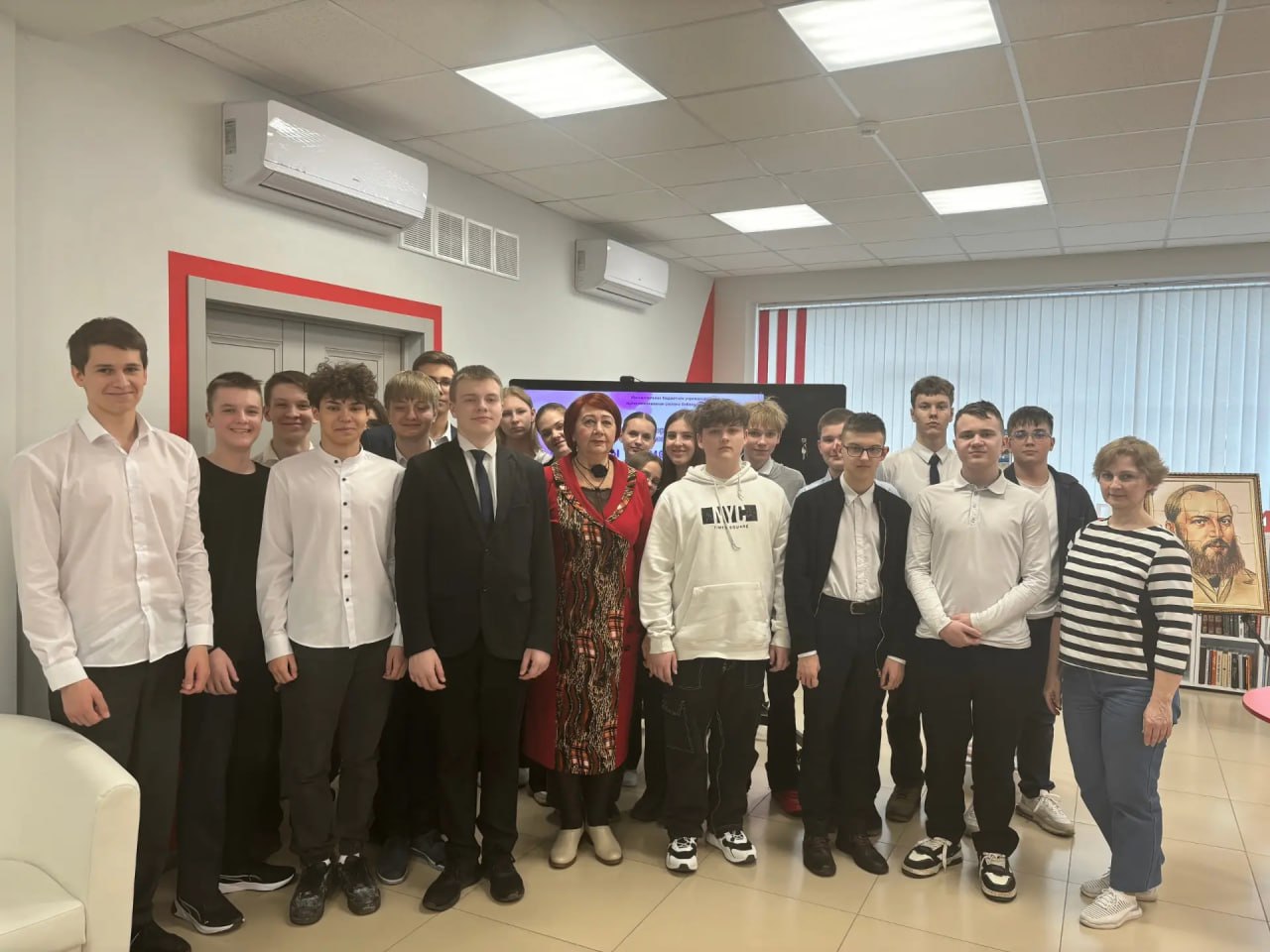 В Центральной городской библиотеке для молодёжи им. А.А. Фета состоялась презентация сборника стихотворений «Приметы времени» Татьяны Страховой В Центральной городской библиотеке для молодёжи им. А.А. Фета состоялась презентация сборника стихотворений «Приметы времени» Татьяны Страховой