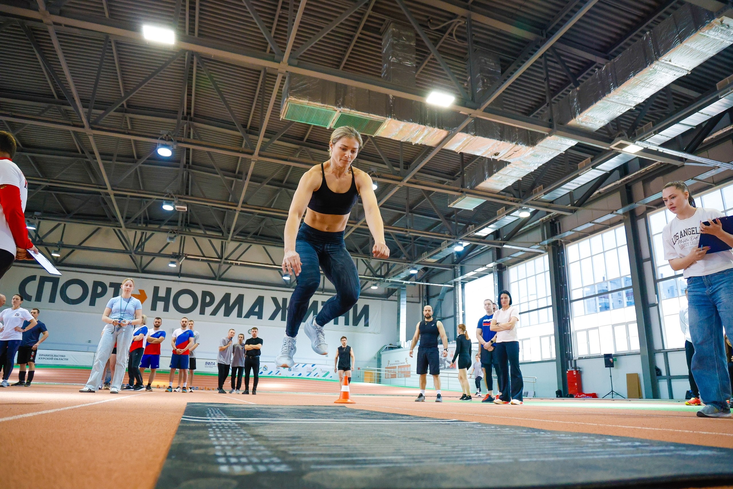 В курском легкоатлетическом манеже торжественно стартовала Спартакиада муниципальных образований и городских округов Курской области 2026 года В курском легкоатлетическом манеже торжественно стартовала Спартакиада муниципальных образований и городских округов Курской области 2026 года
