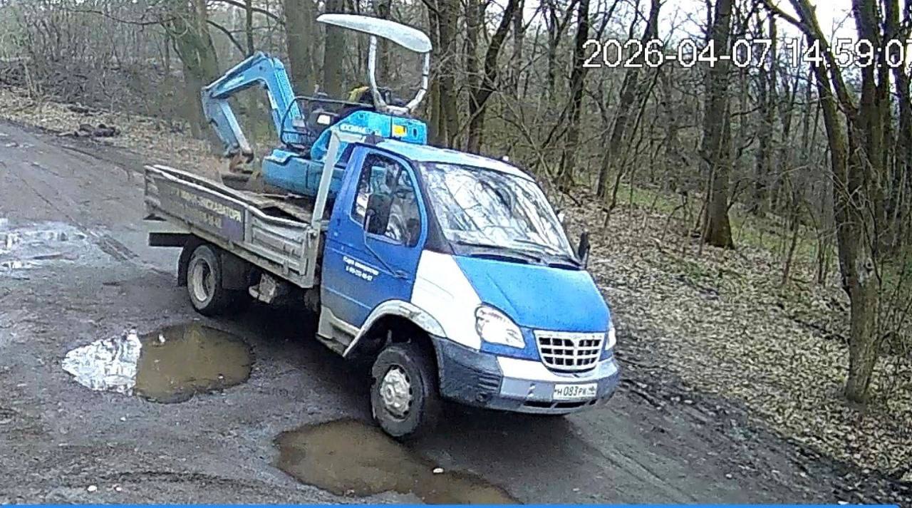 В Курске на улице Энгельса экскаватором разрушили берег реки Сейм, сообщил активист Роман Кириллов в паблике «Курский край» В Курске на улице Энгельса экскаватором разрушили берег реки Сейм, сообщил активист Роман Кириллов в паблике «Курский край»