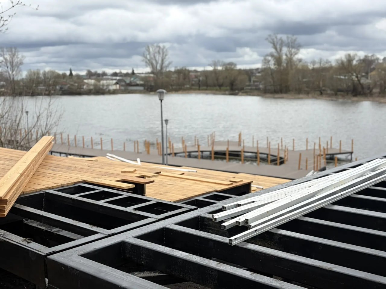 Заместитель министра ЖКХ и ТЭК Курской области Андрей Никулин вместе с главой поселка Медвенка Людмилой Ключаровой проинспектировали работы по благоустройству Советского сада