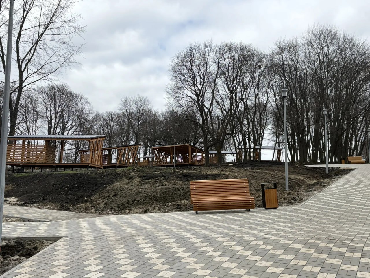 Заместитель министра ЖКХ и ТЭК Курской области Андрей Никулин вместе с главой поселка Медвенка Людмилой Ключаровой проинспектировали работы по благоустройству Советского сада Заместитель министра ЖКХ и ТЭК Курской области Андрей Никулин вместе с главой поселка Медвенка Людмилой Ключаровой проинспектировали работы по благоустройству Советского сада