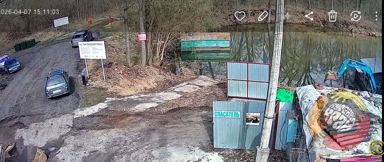 В Курске на улице Энгельса экскаватором разрушили берег реки Сейм, сообщил активист Роман Кириллов в паблике «Курский край»