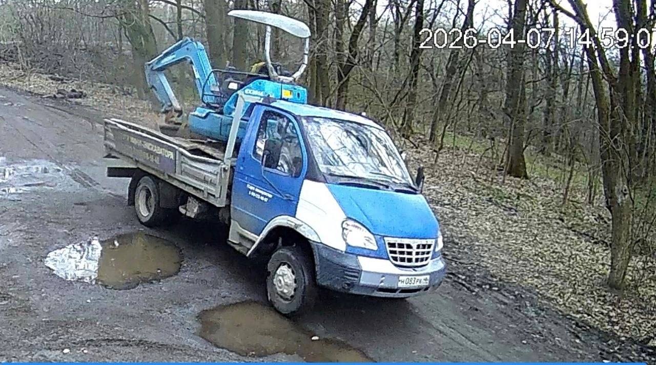 На работу экскаватора на берегу Сейма обратил внимание курский общественник Роман Кириллов На работу экскаватора на берегу Сейма обратил внимание курский общественник Роман Кириллов