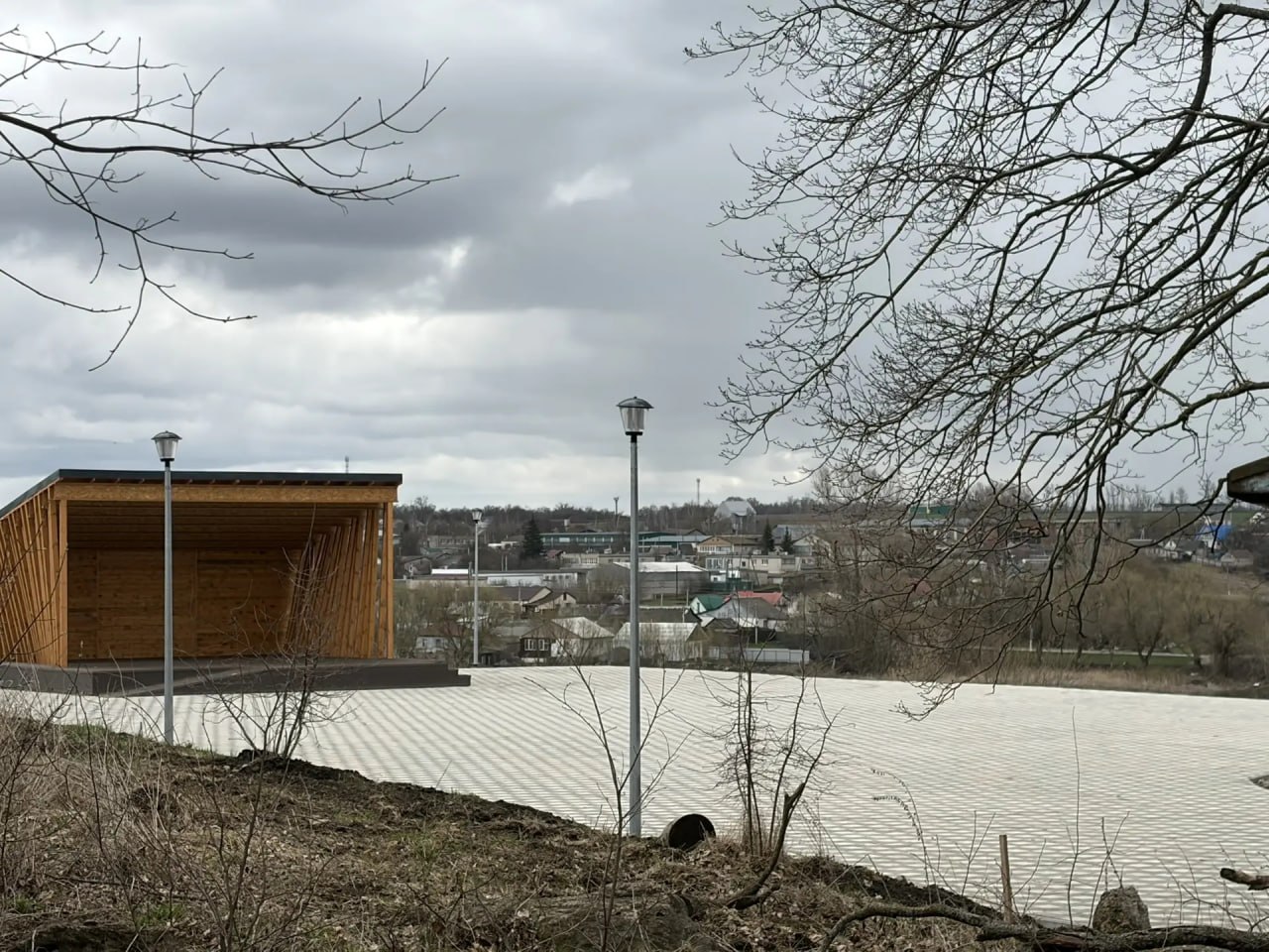 Заместитель министра ЖКХ и ТЭК Курской области Андрей Никулин вместе с главой поселка Медвенка Людмилой Ключаровой проинспектировали работы по благоустройству Советского сада Заместитель министра ЖКХ и ТЭК Курской области Андрей Никулин вместе с главой поселка Медвенка Людмилой Ключаровой проинспектировали работы по благоустройству Советского сада