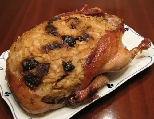 Утка с кислой капустой и черносливом
