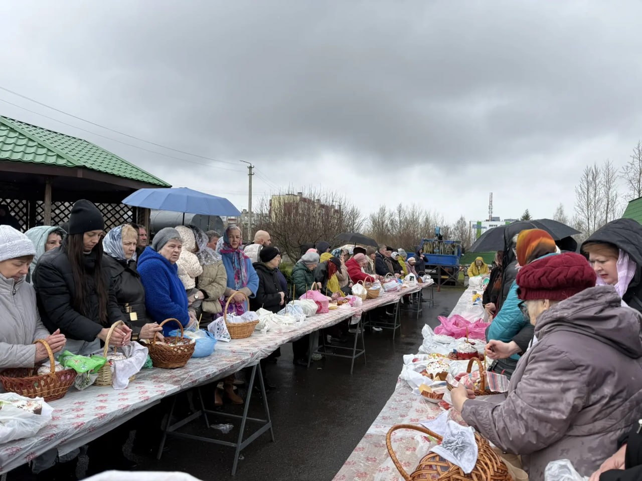 Куряне освящают пасхальные угощения Куряне освящают пасхальные угощения