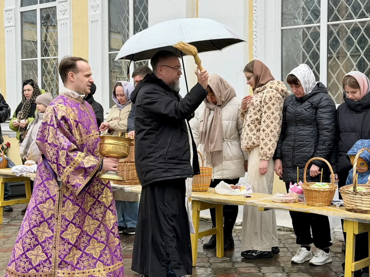 Куряне освящают пасхальные угощения Куряне освящают пасхальные угощения