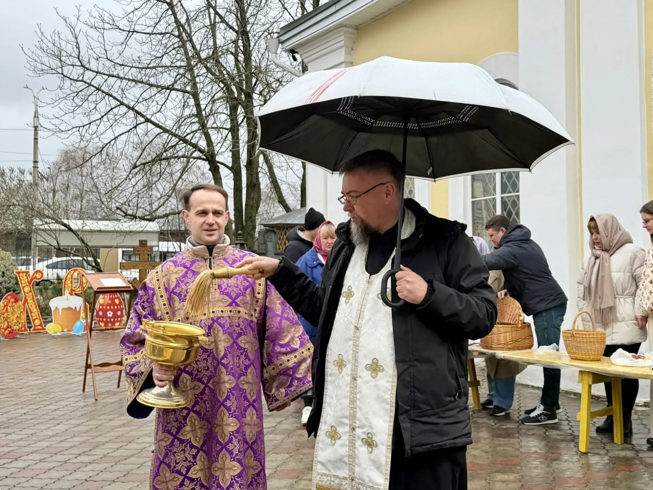 Куряне освящают пасхальные угощения Куряне освящают пасхальные угощения