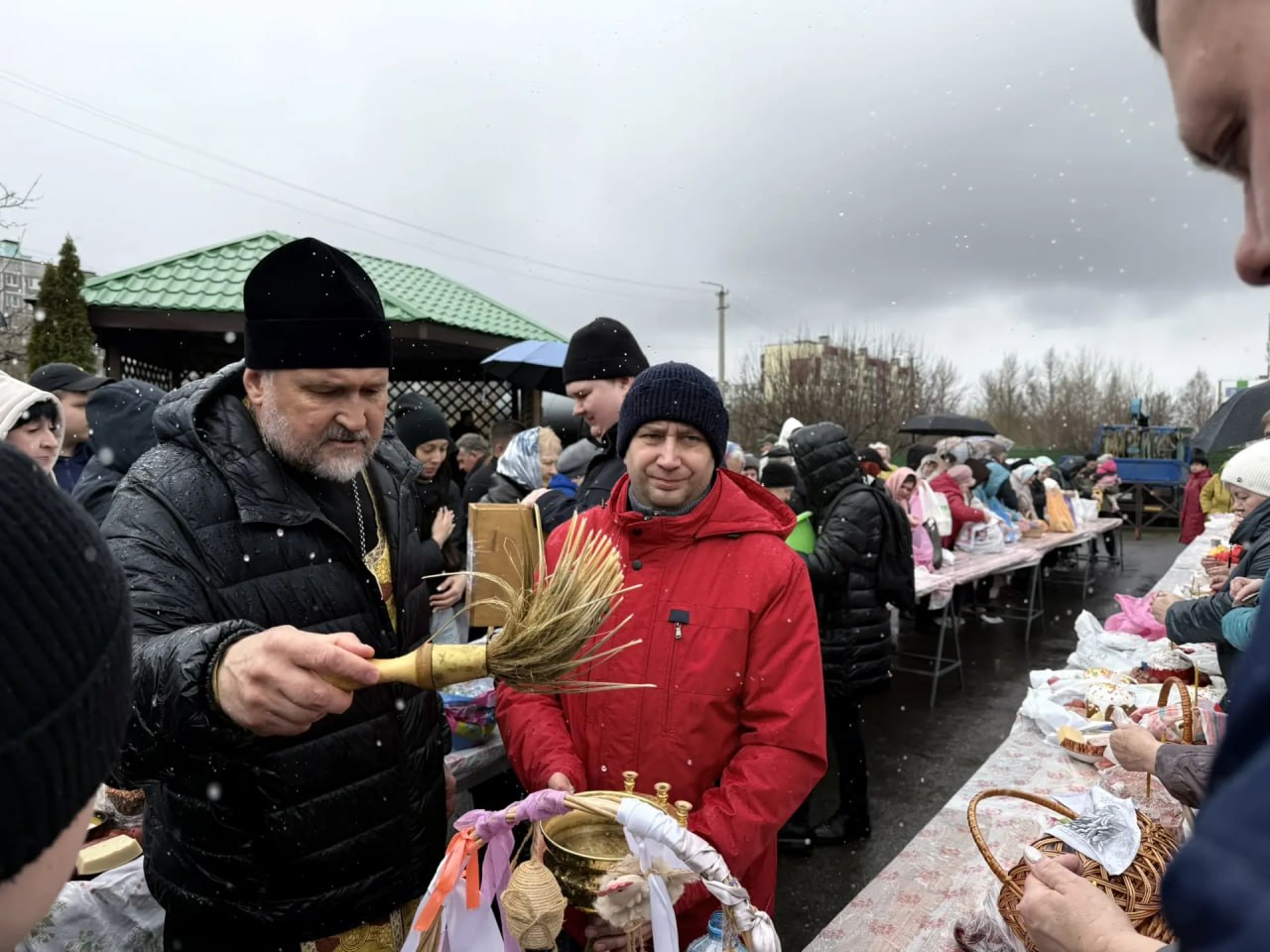 Куряне освящают пасхальные угощения Куряне освящают пасхальные угощения