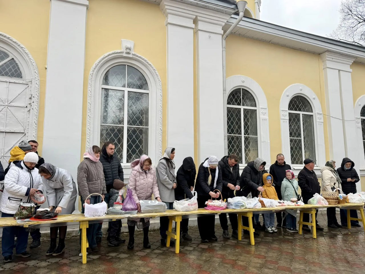 Куряне освящают пасхальные угощения Куряне освящают пасхальные угощения
