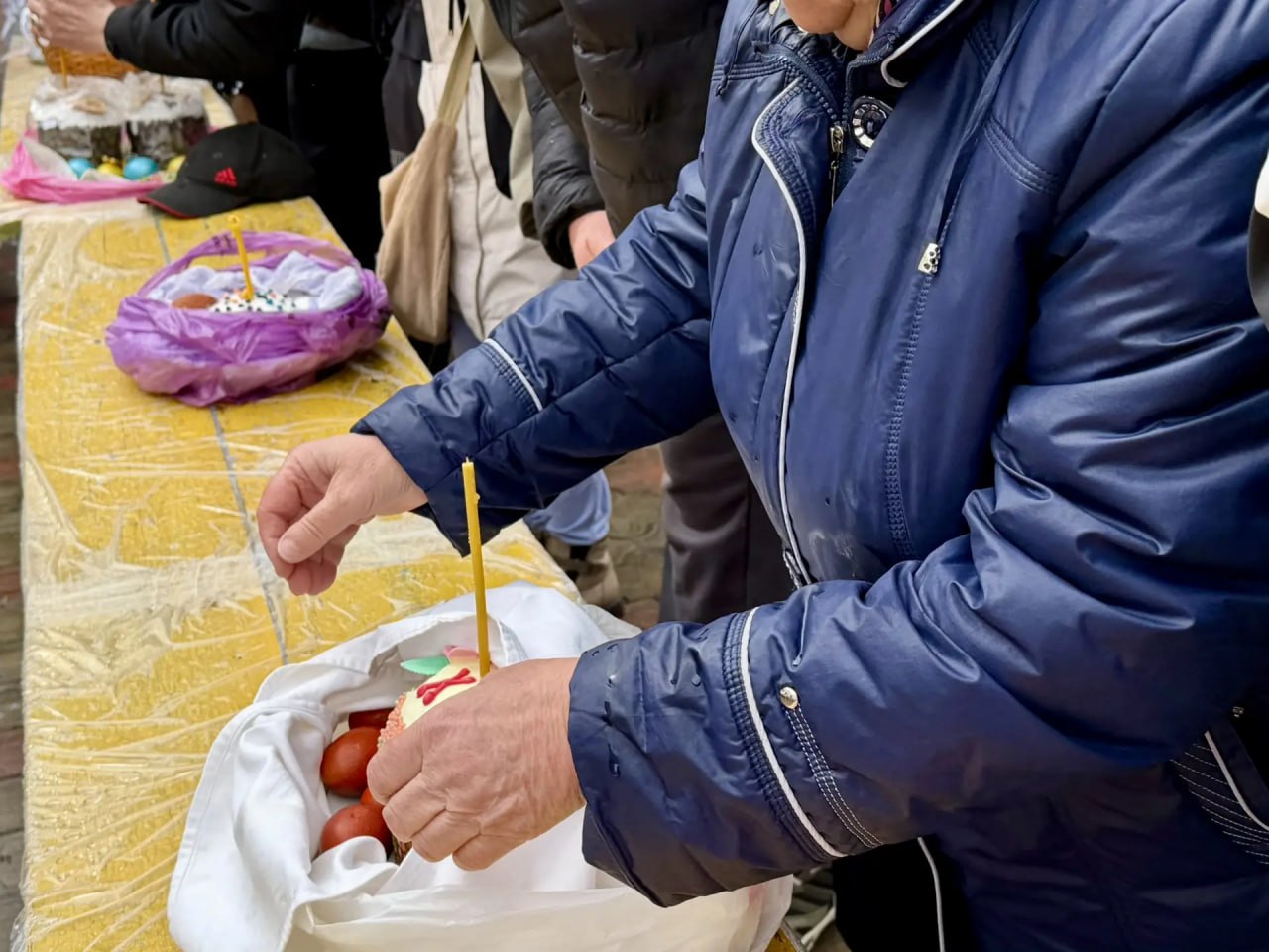 Куряне освящают пасхальные угощения Куряне освящают пасхальные угощения