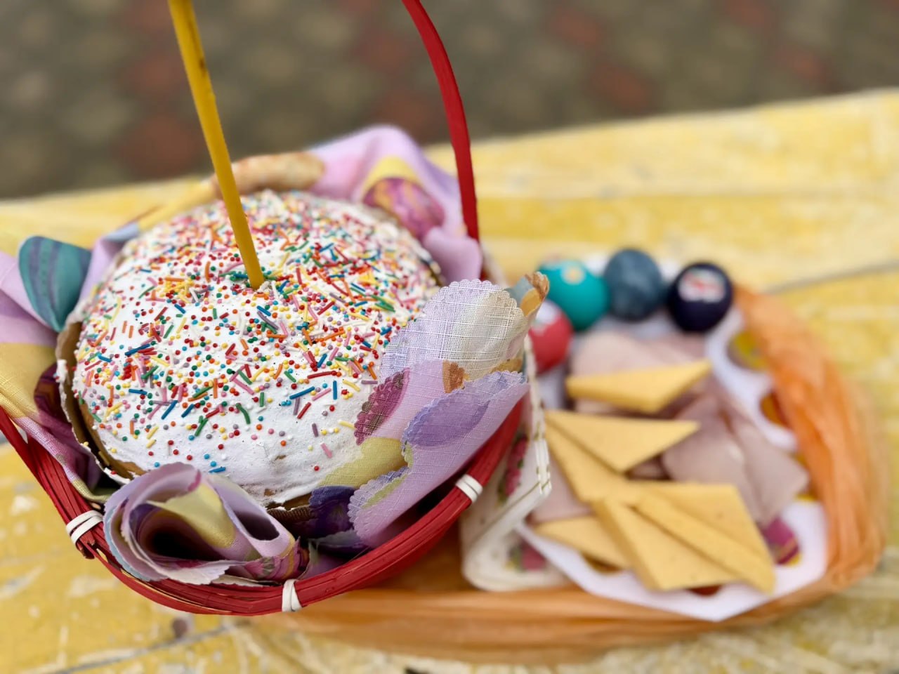 Куряне освящают пасхальные угощения Куряне освящают пасхальные угощения