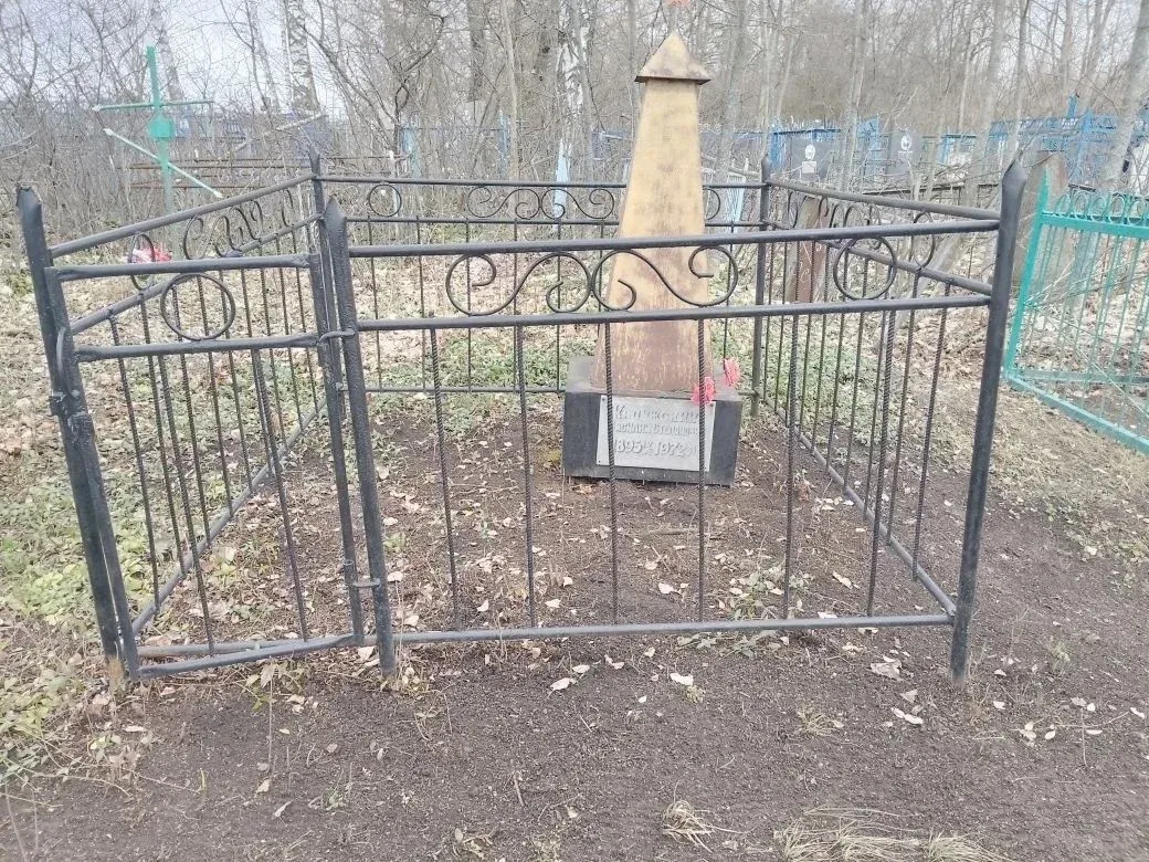 Акция «Память». В рамках партийного проекта Единой России «Историческая память» в районах Курской области партийцы и сторонники наводят порядок на кладбищенских территориях, где захоронены участники Великой Отечественной... Акция «Память». В рамках партийного проекта Единой России «Историческая память» в районах Курской области партийцы и сторонники наводят порядок на кладбищенских территориях, где захоронены участники Великой Отечественной...