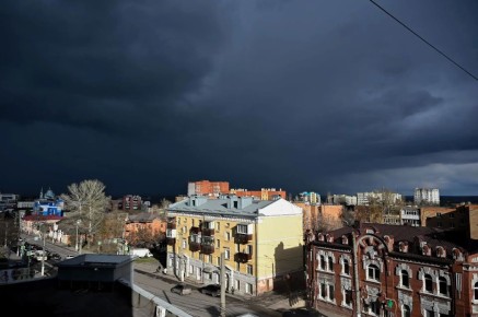 Погода в Курске снова портится: дождь и сильный ветер за окном