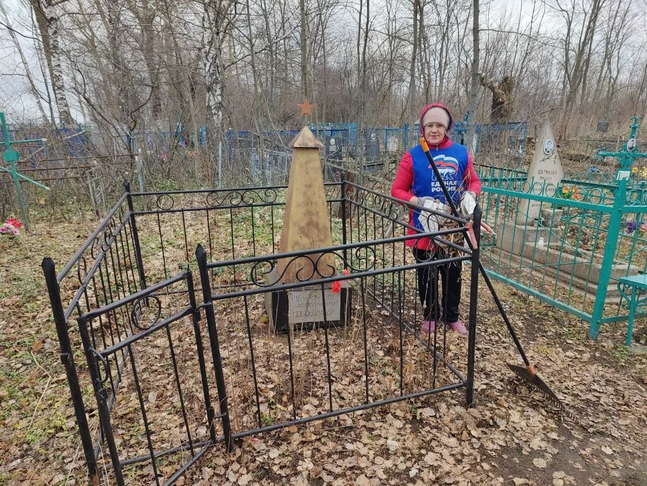 Акция «Память». В рамках партийного проекта Единой России «Историческая память» в районах Курской области партийцы и сторонники наводят порядок на кладбищенских территориях, где захоронены участники Великой Отечественной...