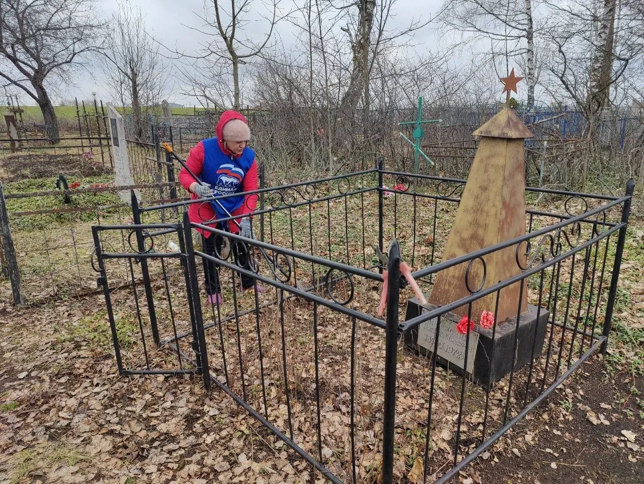 Акция «Память». В рамках партийного проекта Единой России «Историческая память» в районах Курской области партийцы и сторонники наводят порядок на кладбищенских территориях, где захоронены участники Великой Отечественной... Акция «Память». В рамках партийного проекта Единой России «Историческая память» в районах Курской области партийцы и сторонники наводят порядок на кладбищенских территориях, где захоронены участники Великой Отечественной...