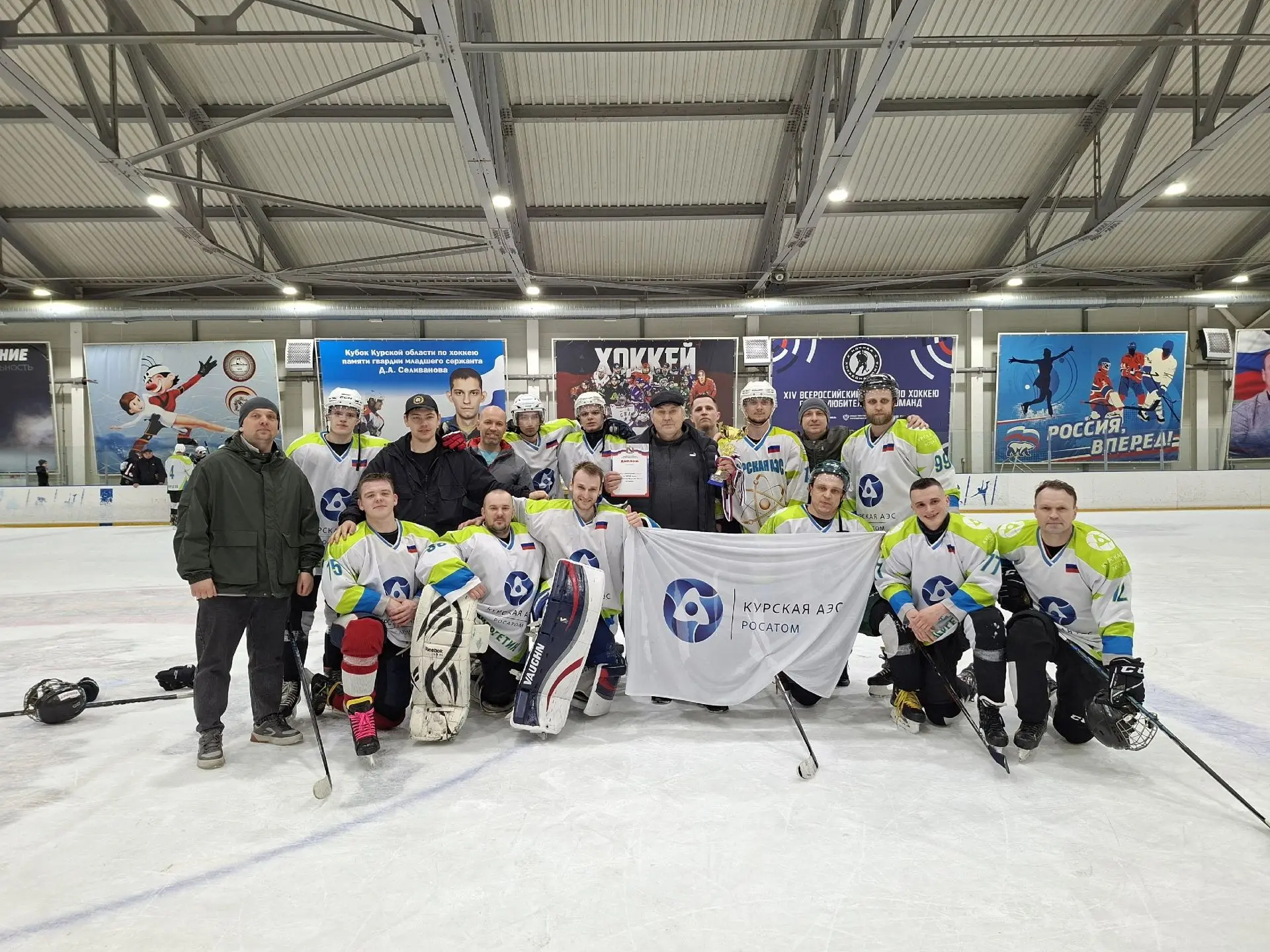 В хоккей играют настоящие мужчины, а наши ещё и кубки завоевывают! В хоккей играют настоящие мужчины, а наши ещё и кубки завоевывают!