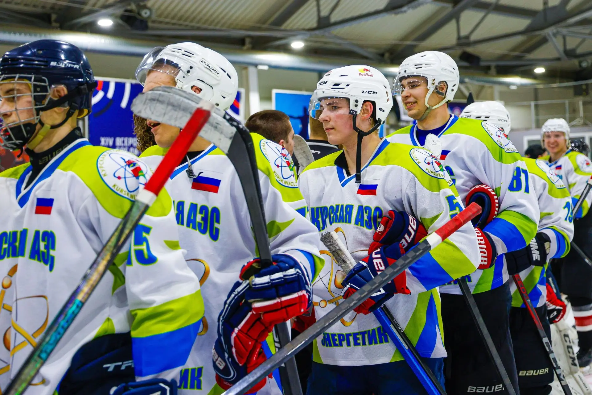 В хоккей играют настоящие мужчины, а наши ещё и кубки завоевывают! В хоккей играют настоящие мужчины, а наши ещё и кубки завоевывают!