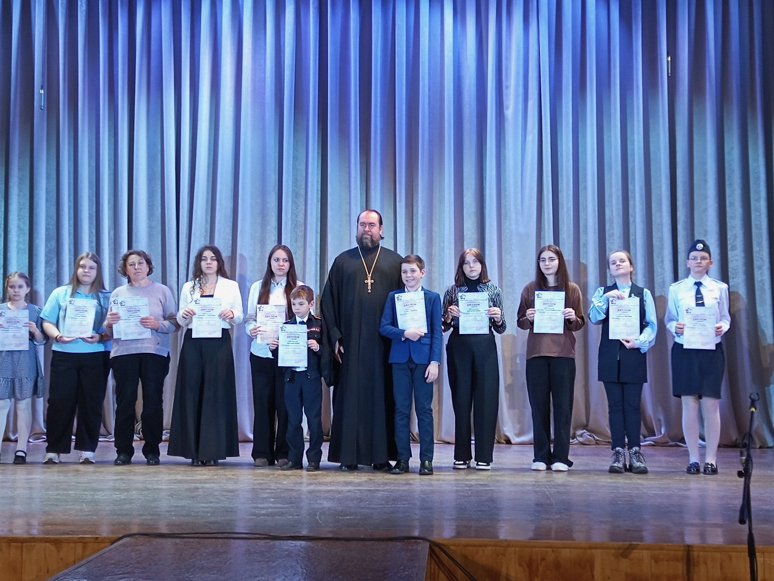 13 апреля во Дворце пионеров и школьников Курска состоялось торжественное награждение лауреатов регионального этапа творческого конкурса «Пасхальную радость — в каждый дом» 13 апреля во Дворце пионеров и школьников Курска состоялось торжественное награждение лауреатов регионального этапа творческого конкурса «Пасхальную радость — в каждый дом»