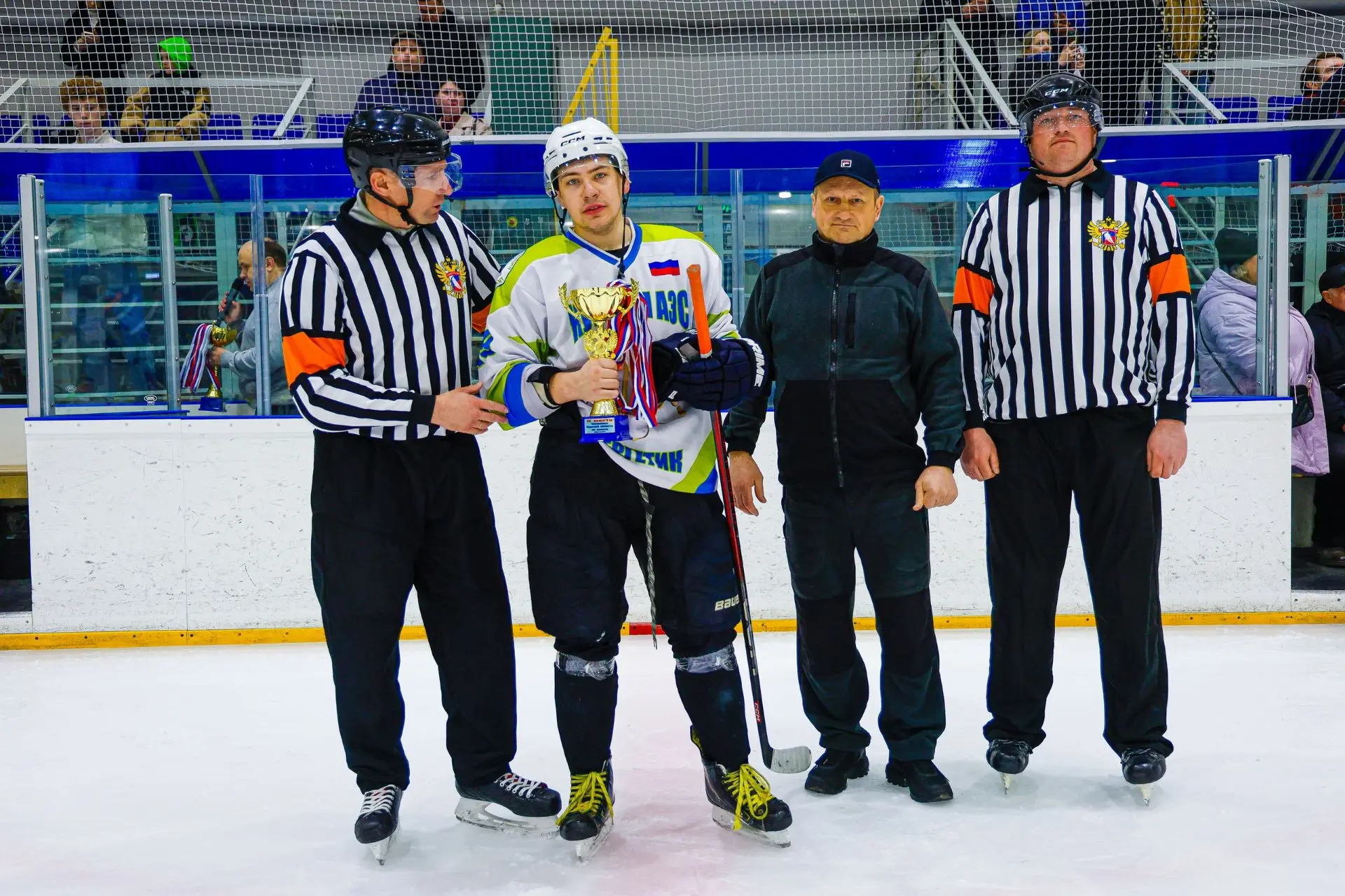 В хоккей играют настоящие мужчины, а наши ещё и кубки завоевывают! В хоккей играют настоящие мужчины, а наши ещё и кубки завоевывают!