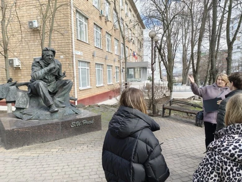 Сотрудники Центра историко-культурного наследия города Курска провели экскурсию для ребят и педагогов Замостянской школы Суджанского района Сотрудники Центра историко-культурного наследия города Курска провели экскурсию для ребят и педагогов Замостянской школы Суджанского района