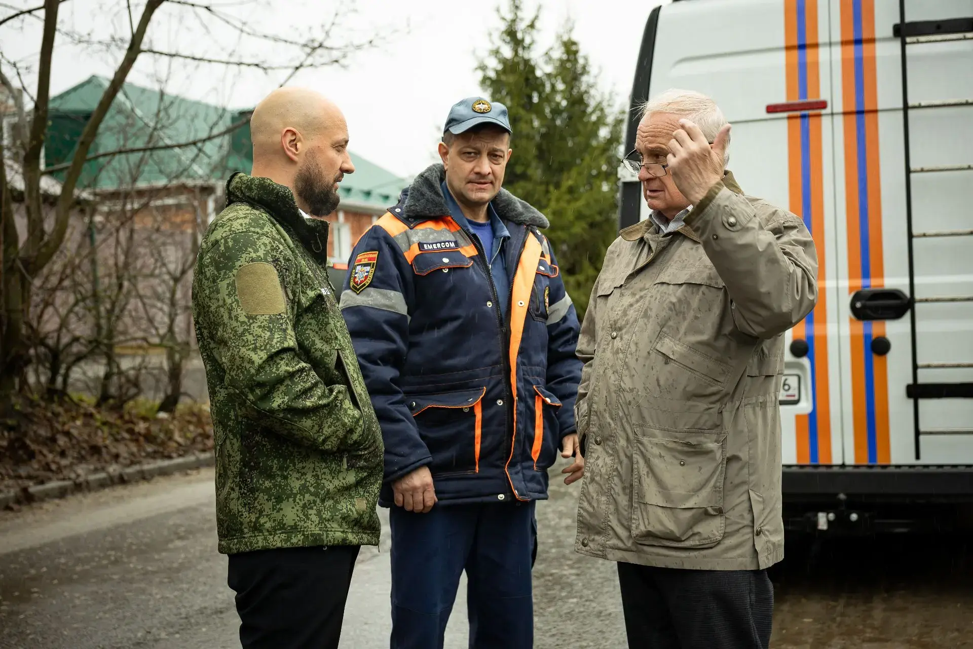 Спасатели ликвидировали последствия сильного ветра в Курске Спасатели ликвидировали последствия сильного ветра в Курске