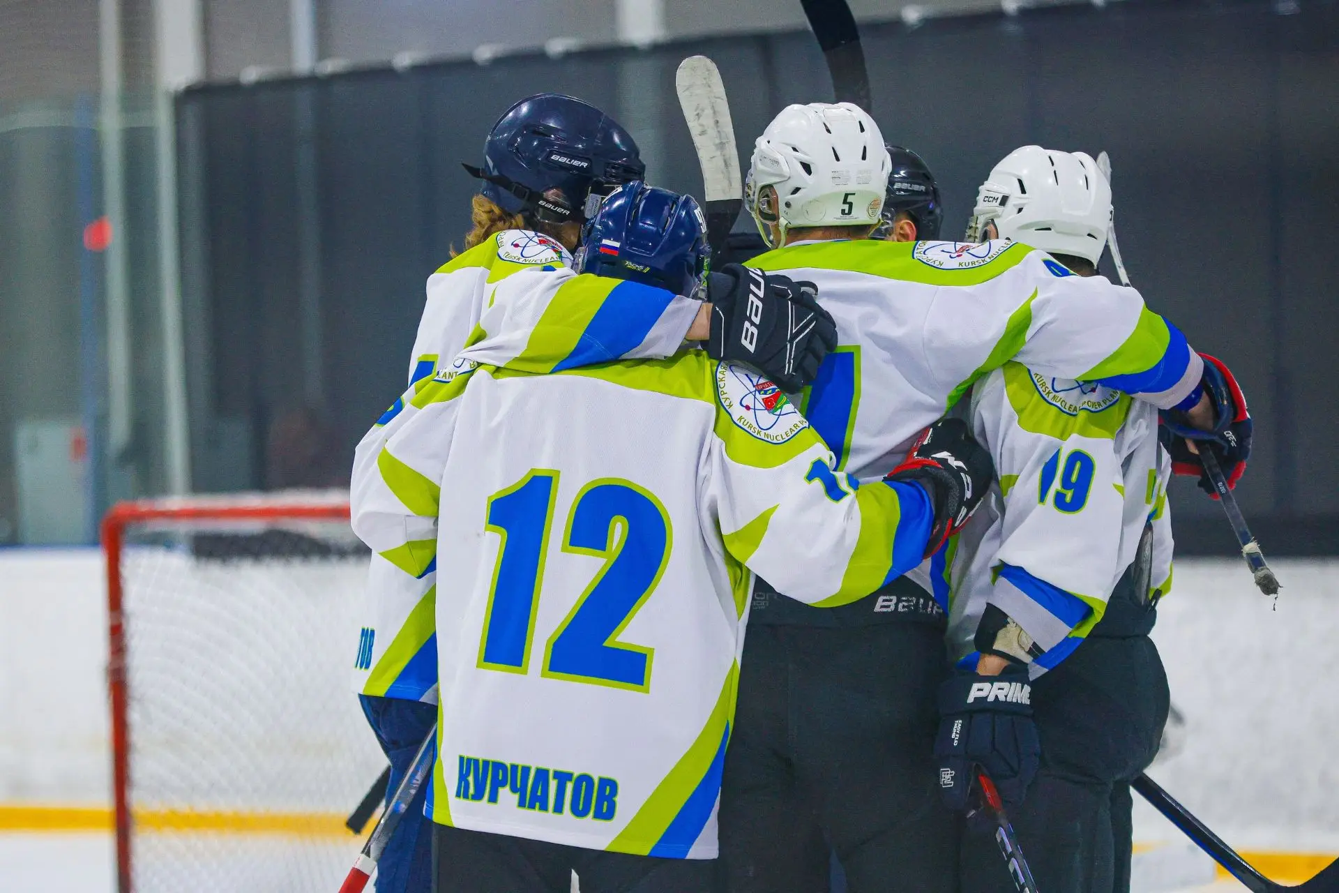 В хоккей играют настоящие мужчины, а наши ещё и кубки завоевывают! В хоккей играют настоящие мужчины, а наши ещё и кубки завоевывают!