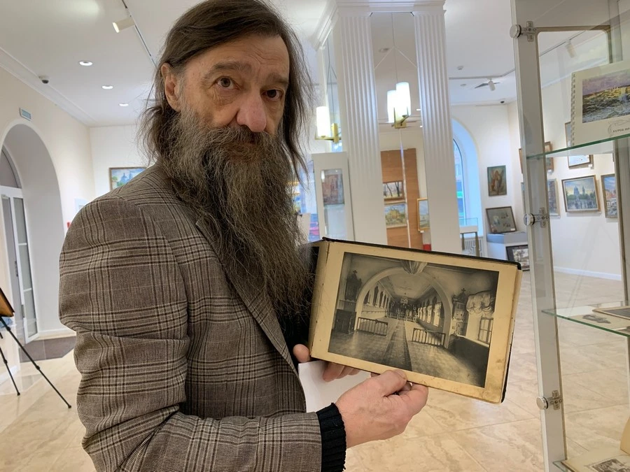 Депутаты Курского городского Собрания единогласно поддержали инициативу общественности присвоить звание «Почётный гражданин Курска» основателю галереи «АЯ», художнику Олегу Радину