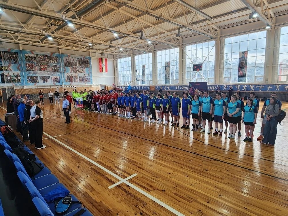 В п. Пристень состоялись спортивные состязания в рамках Спартакиады участников образовательных отношений, объединившие педагогов и родителей