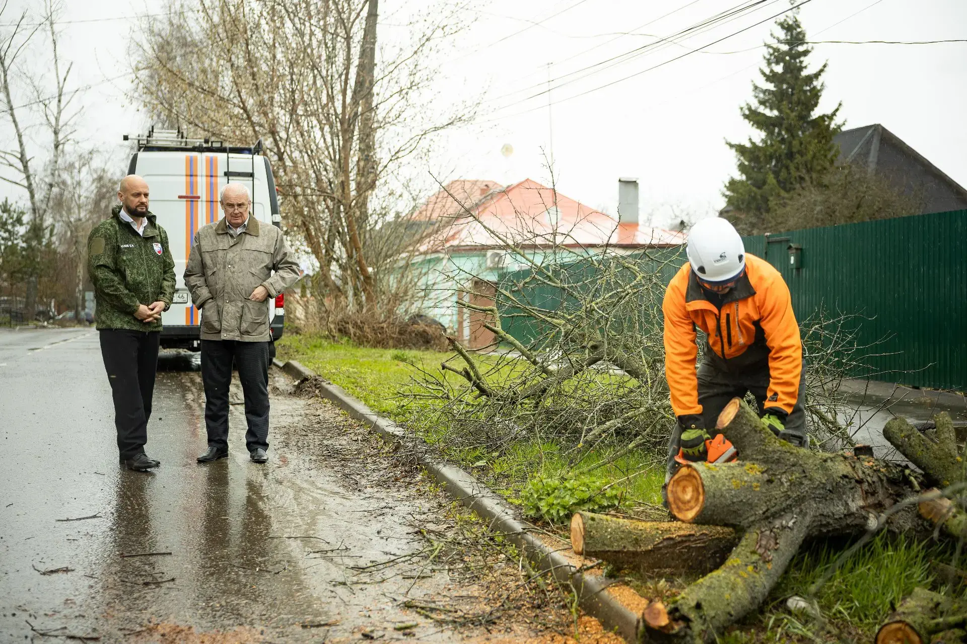Спасатели ликвидировали последствия сильного ветра в Курске