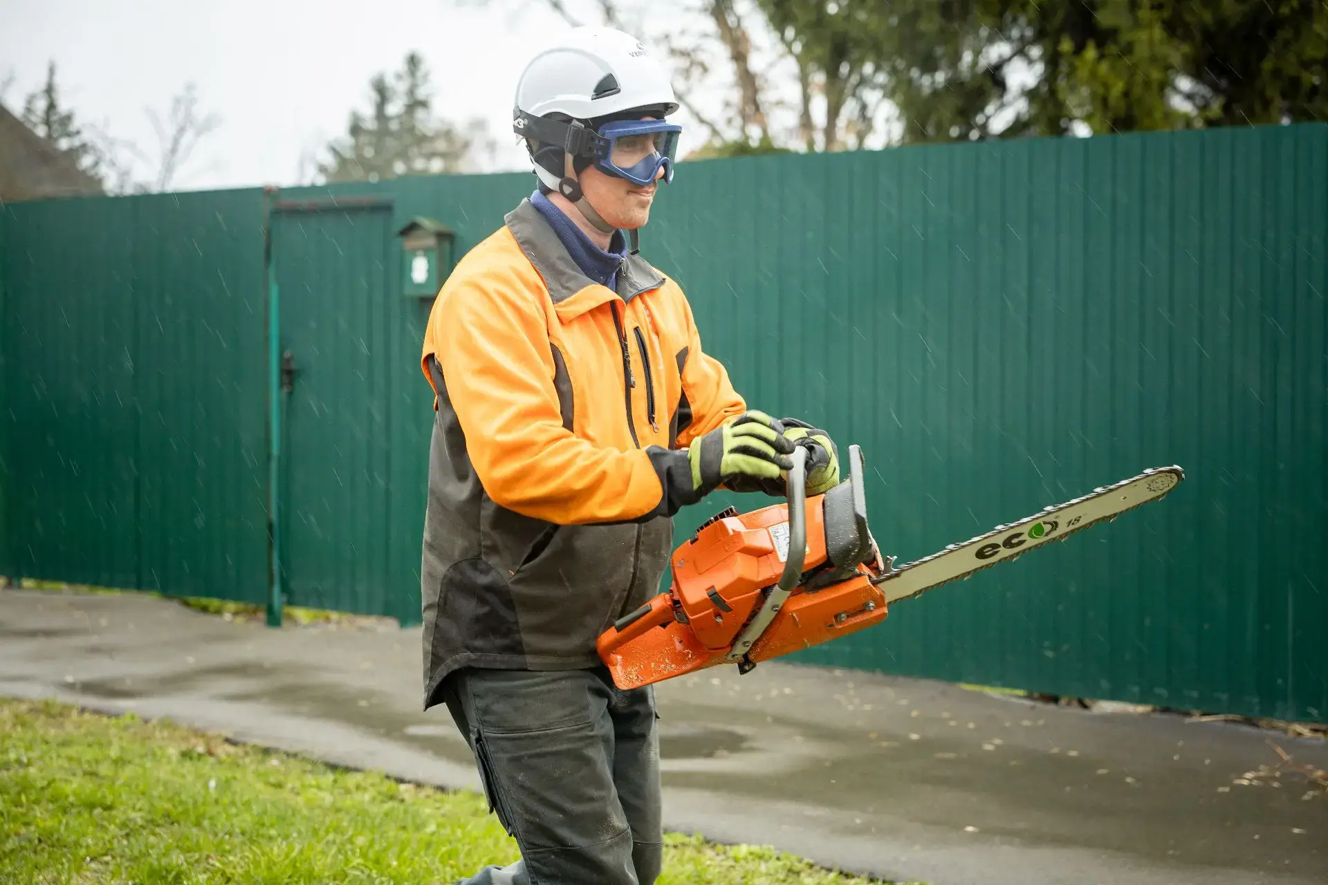 Спасатели ликвидировали последствия сильного ветра в Курске Спасатели ликвидировали последствия сильного ветра в Курске