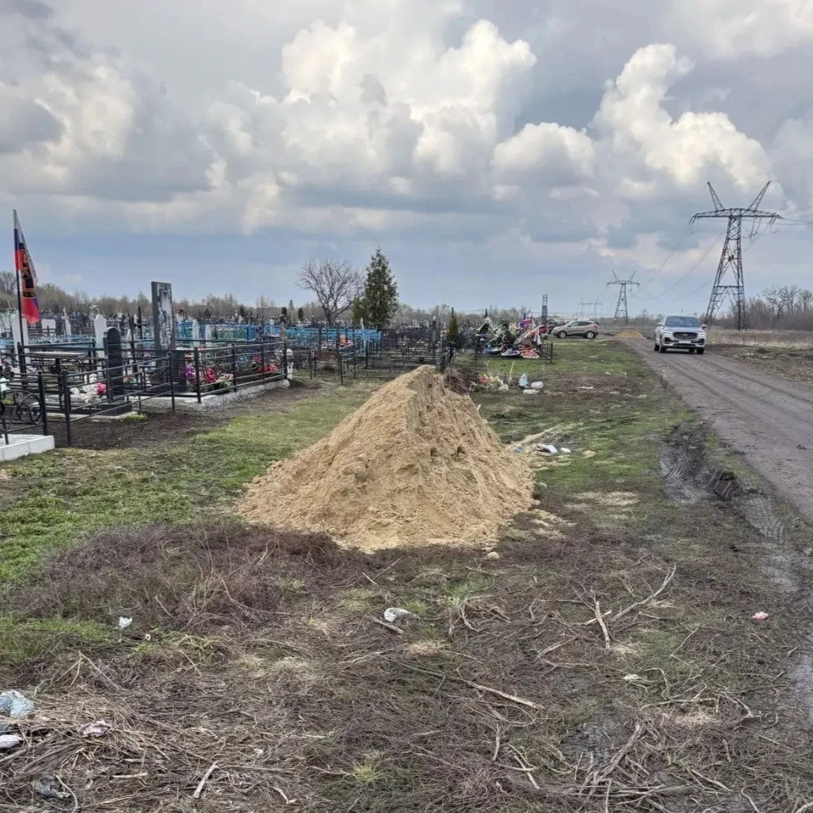 #весеннее_преображение. По информации Ворошневского сельсовета Курского района, на территорию кладбища завезён песок