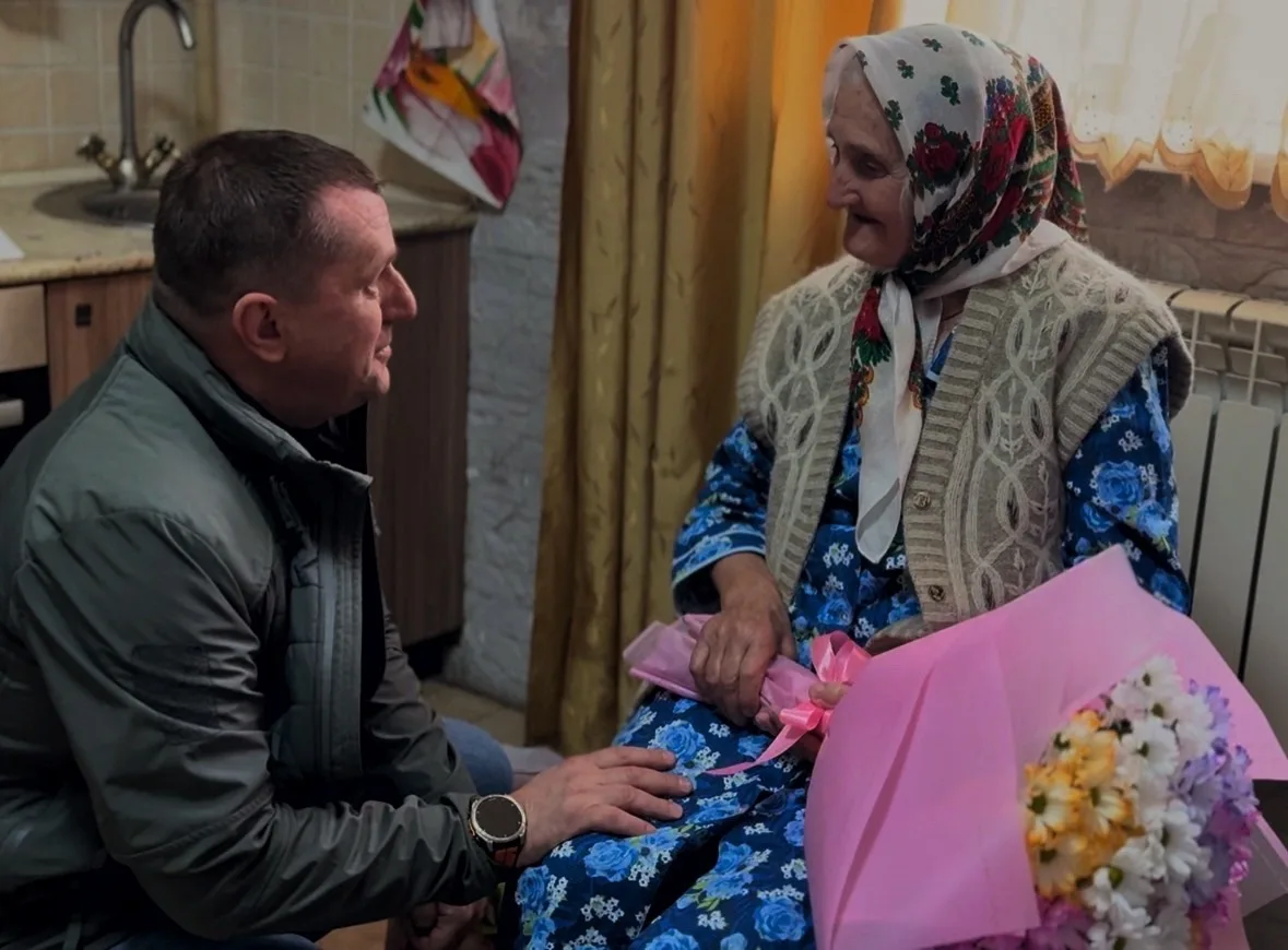 Сегодня с Александром Игоревичем Шаповаловым, начальником главного управления по взаимодействию с институтами гражданского общества, по поручению губернатора Курской области Александра Хинштейна поздравили с 85-летним...