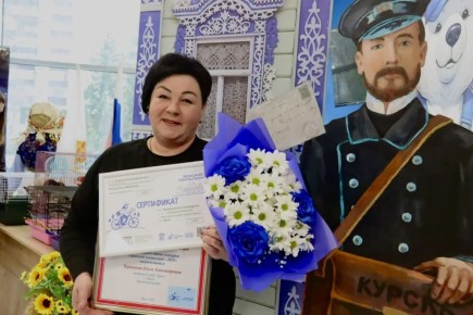 Александр Хинштейн поздравил победительницу регионального этапа «Земского почтальона-2026»