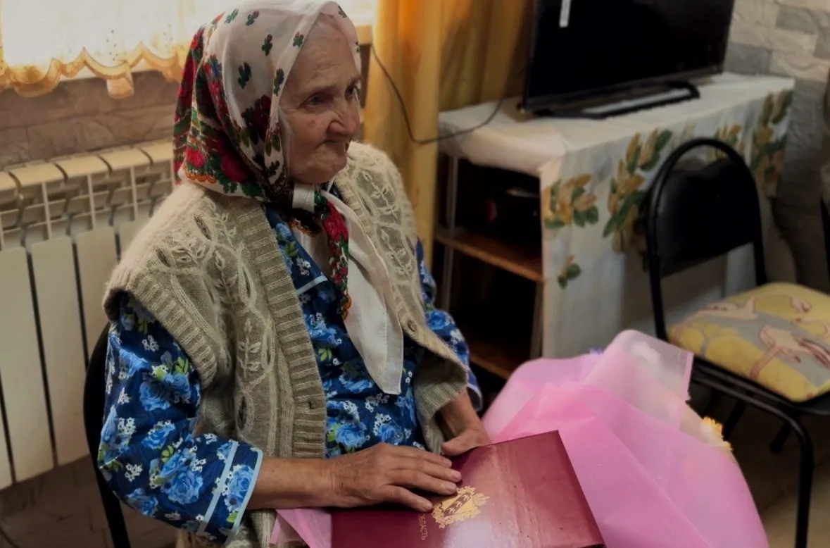 Сегодня с Александром Игоревичем Шаповаловым, начальником главного управления по взаимодействию с институтами гражданского общества, по поручению губернатора Курской области Александра Хинштейна поздравили с 85-летним... Сегодня с Александром Игоревичем Шаповаловым, начальником главного управления по взаимодействию с институтами гражданского общества, по поручению губернатора Курской области Александра Хинштейна поздравили с 85-летним...