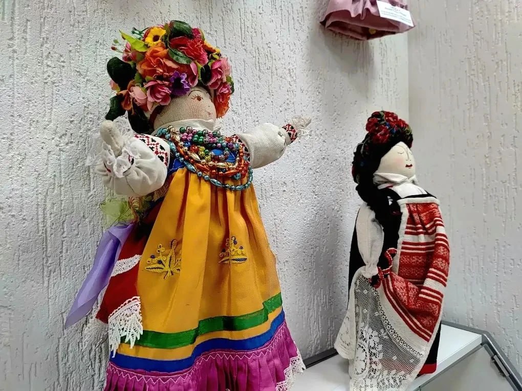 В библиотеке-филиале №2 имени Е.И. Носова открылась выставка «Куклы народов большой страны» В библиотеке-филиале №2 имени Е.И. Носова открылась выставка «Куклы народов большой страны»