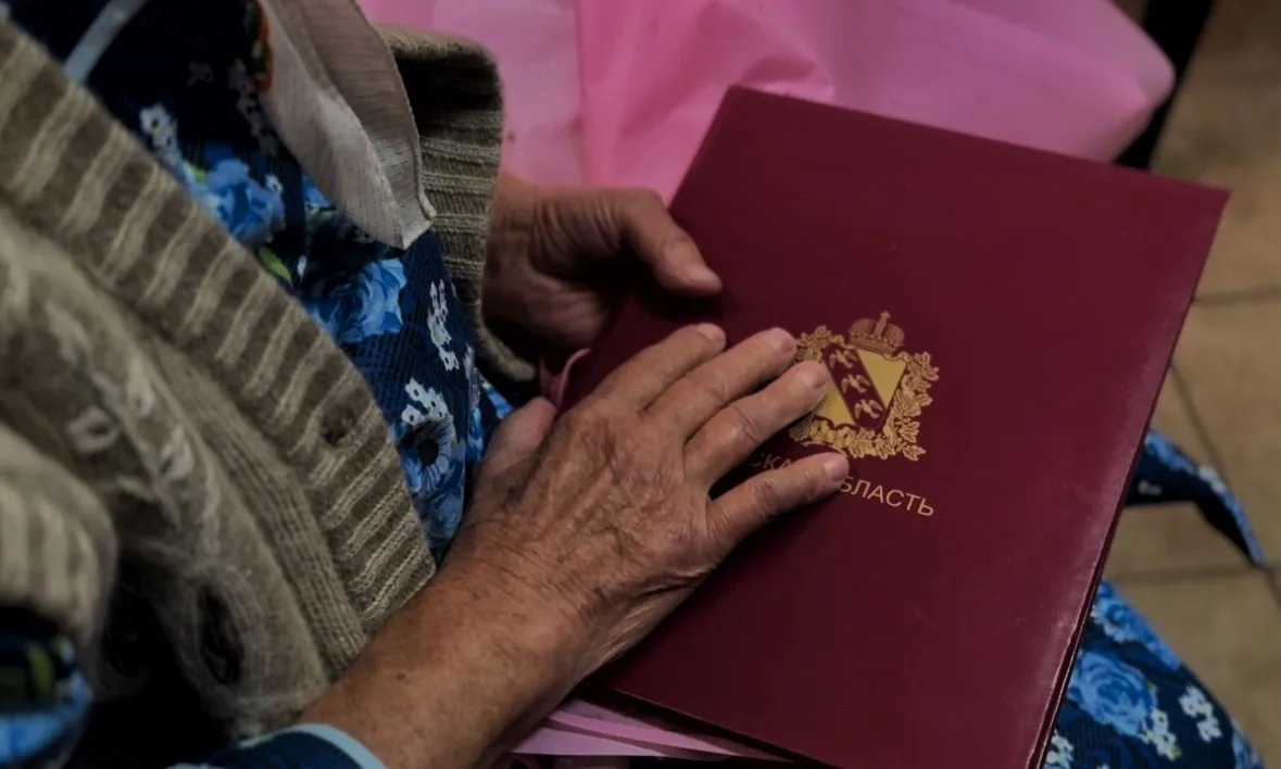 Сегодня с Александром Игоревичем Шаповаловым, начальником главного управления по взаимодействию с институтами гражданского общества, по поручению губернатора Курской области Александра Хинштейна поздравили с 85-летним... Сегодня с Александром Игоревичем Шаповаловым, начальником главного управления по взаимодействию с институтами гражданского общества, по поручению губернатора Курской области Александра Хинштейна поздравили с 85-летним...