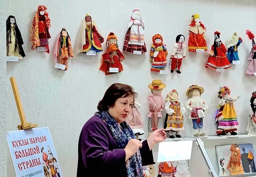 В библиотеке-филиале №2 имени Е.И. Носова открылась выставка «Куклы народов большой страны» В библиотеке-филиале №2 имени Е.И. Носова открылась выставка «Куклы народов большой страны»
