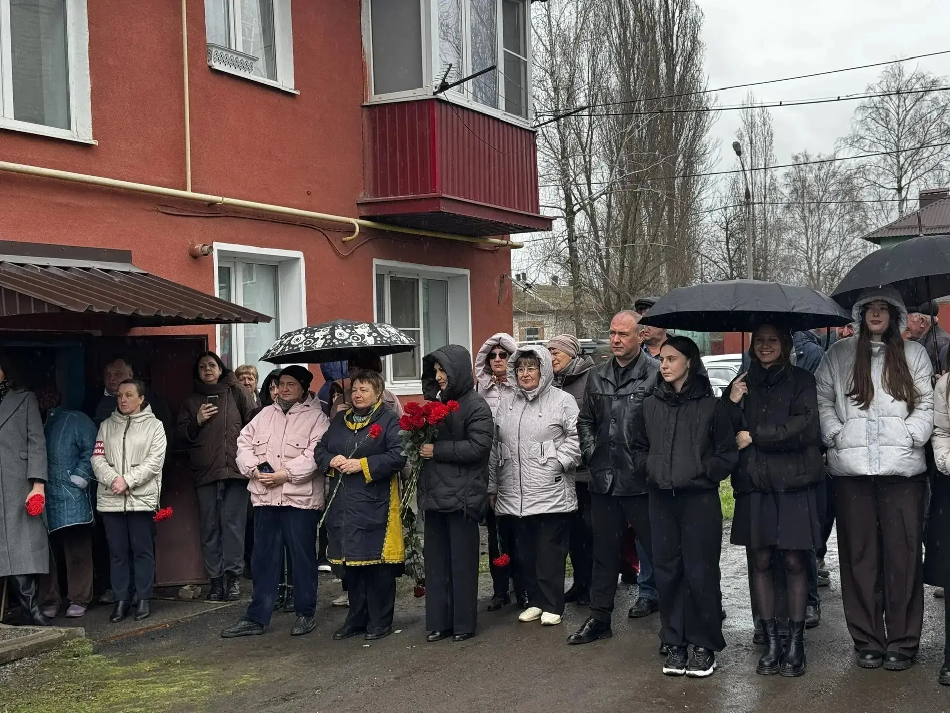 В поселке Олымский Касторенского района открыли мемориальную доску заслуженному артисту России Сергею Пускепалису, который здесь родился и вырос В поселке Олымский Касторенского района открыли мемориальную доску заслуженному артисту России Сергею Пускепалису, который здесь родился и вырос