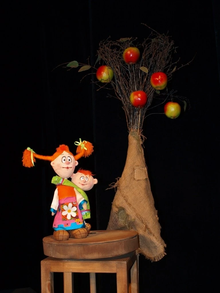 24 апреля в Курском государственном театре кукол состоится показ моноспектакля по мотивам русской народной сказки «Гуси-лебеди»