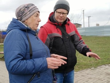 Горожанка дарит Железногорску кусты можжевельника